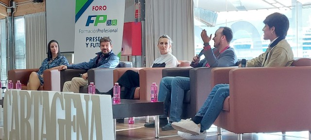 Aje Cartagena muestra las posibilidades y el futuro de la FP Dual al tejido empresarial y alumnos