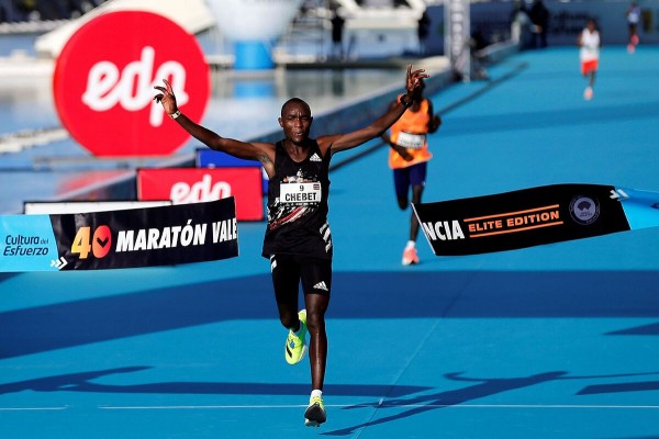 El Maratón Valencia, en cifras: 250.000€ por récord o más de 300.000 botellas
