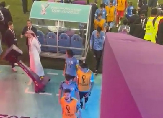 Cavani se marcha del Mundial rompiendo el VAR