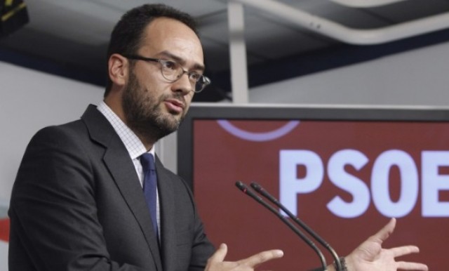 El PSOE exige al Gobierno una subida del 8% del salario mínimo para apoyar el objetivo de déficit