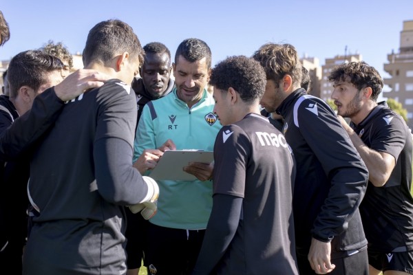 Torrecilla anuncia rotaciones en el once albinegro