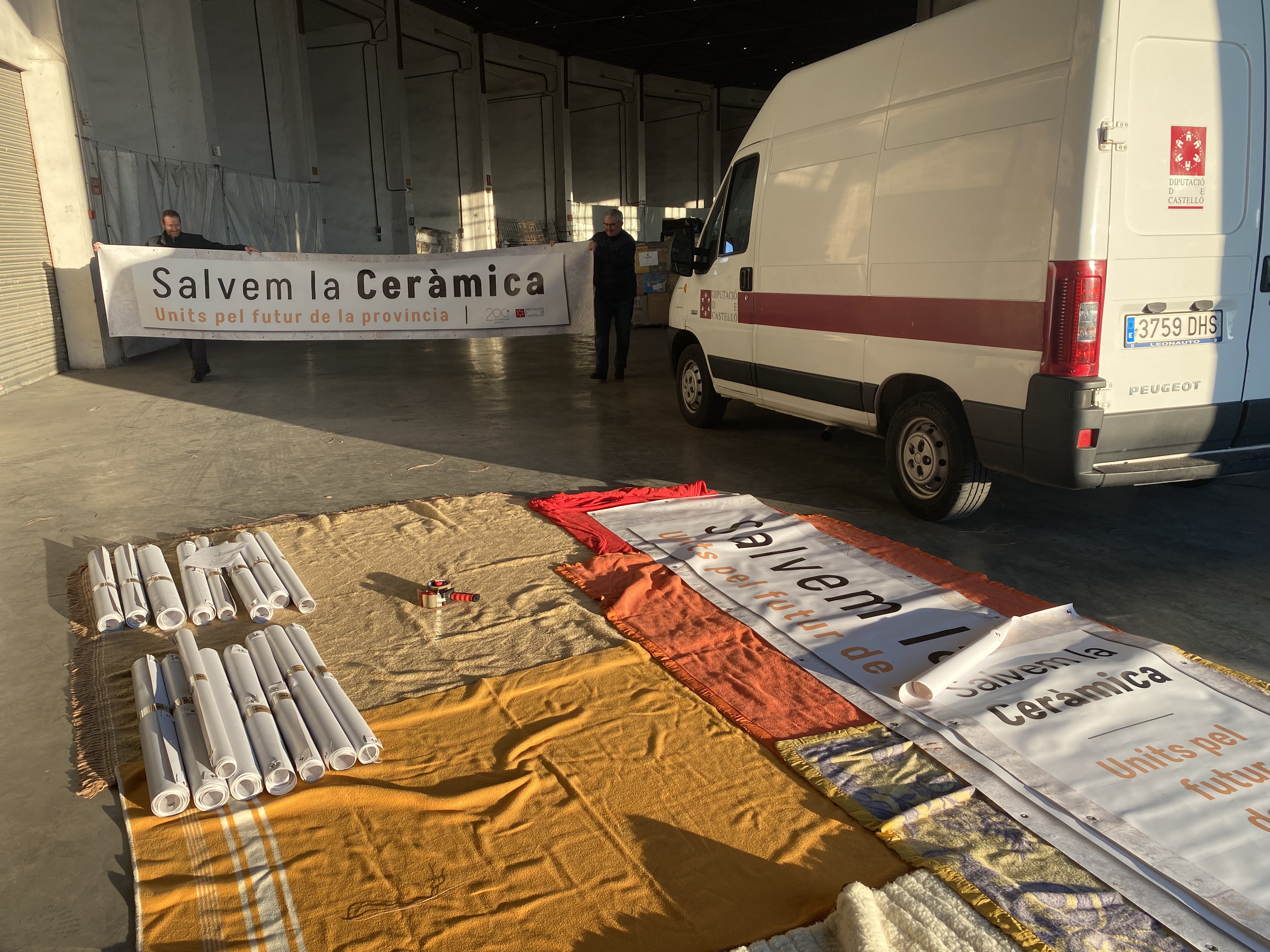 La Diputación reparte las 22 pancartas de 'Salvem la ceràmica' a los municipios del clúster y su área de influencia

