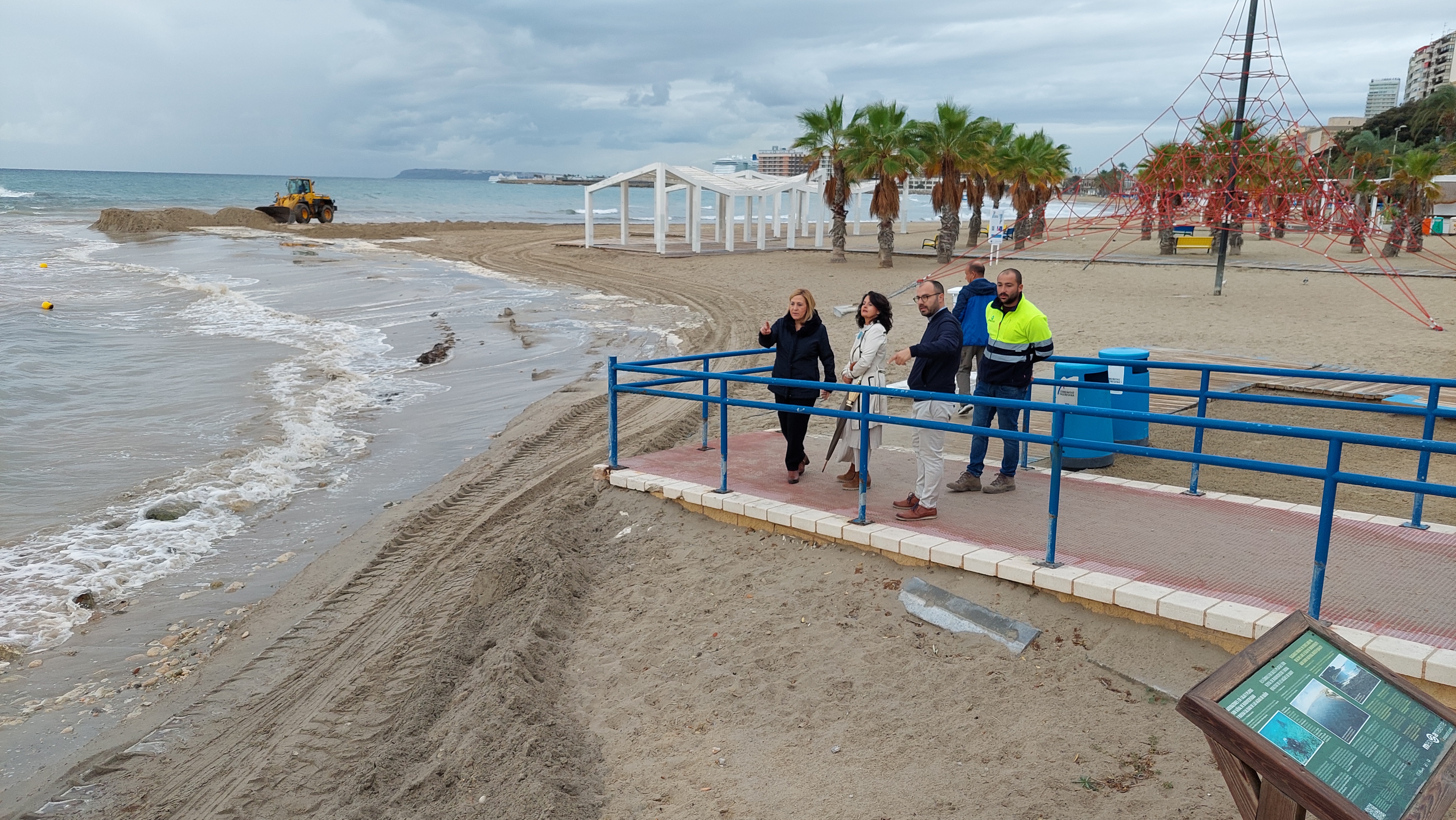 Costas consolida la playa de El Cocó de Alicante con un aporte de arena 