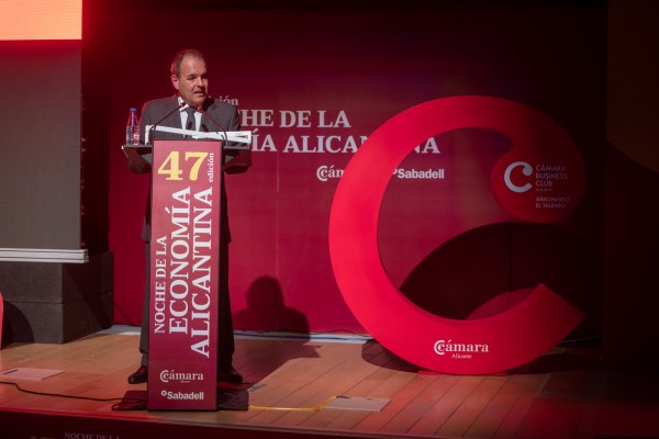 La media hora de discurso de Baño gana a 'La Roja'