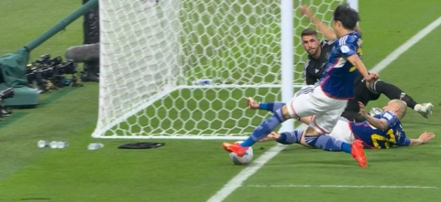 España pierde, pasa segunda y siembra dudas