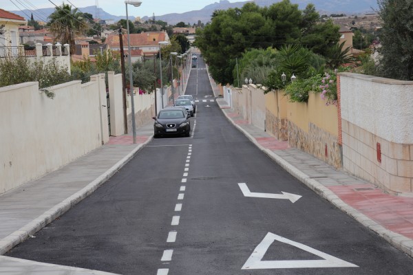 Mutxamel invierte 270.000 euros en el asfaltado de dos calles de la urbanización La Huerta 
