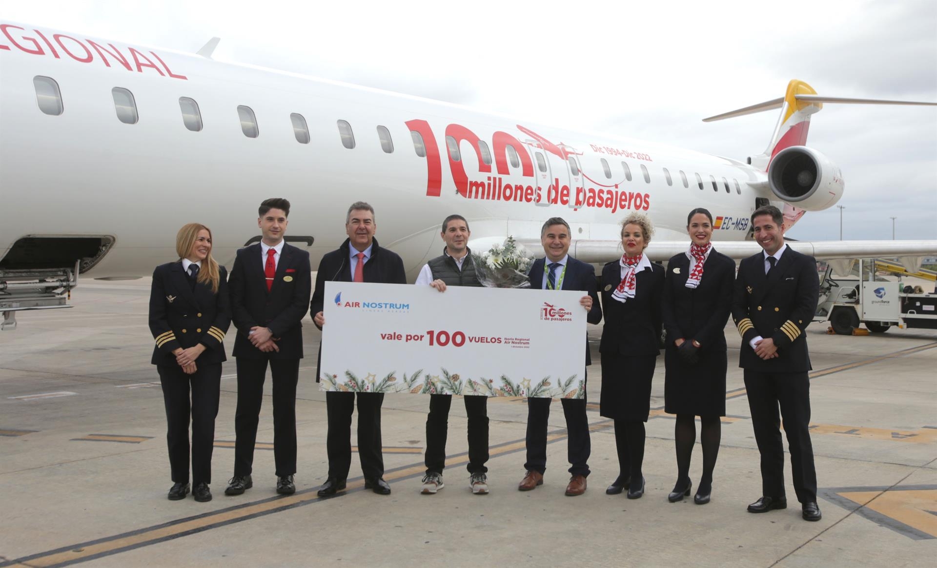Air Nostrum celebra su pasajero 100 millones: un viajero recibe cien billetes de avión