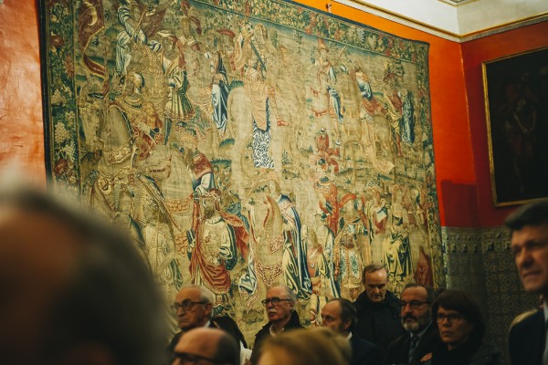 Cronología de una restauración: los históricos tapices del Patriarca recuperan el color