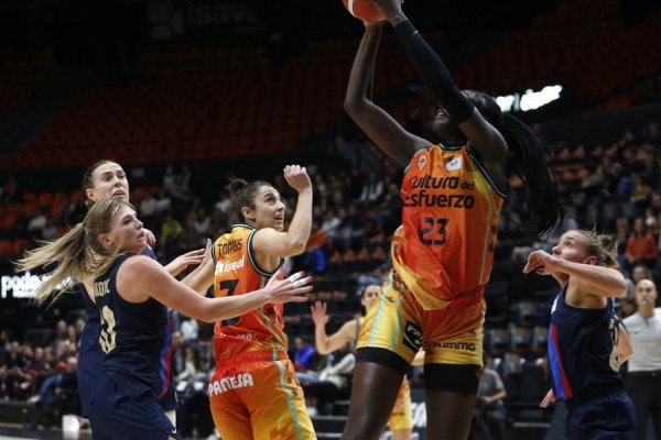 La Fonteta disfruta con un triunfo coral de récord ante el Barça 