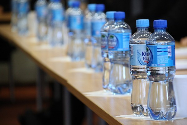 Los principales sectores de consumo reclaman al Gobierno el aplazamiento del impuesto al plástico