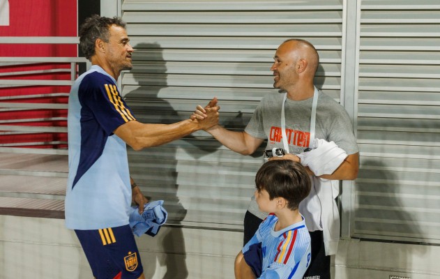 Rodri y Gavi regresan al grupo ante la mirada de Iniesta
