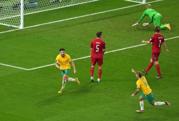 Australia gana a Dinamarca y salta a octavos