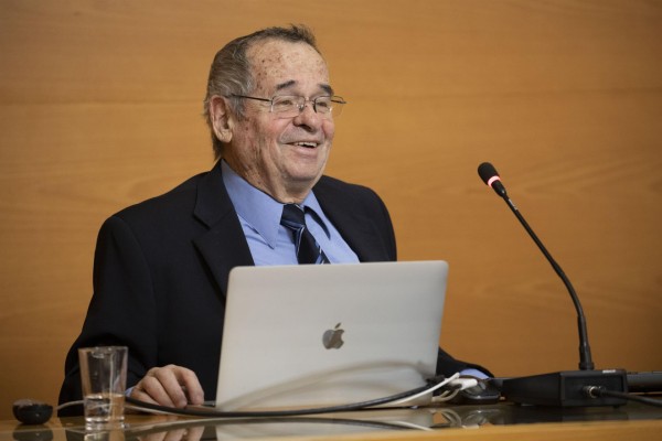 El Premio Nobel de Química Arieh Warshel divulga con la UJI los avances en la catálisis enzimática