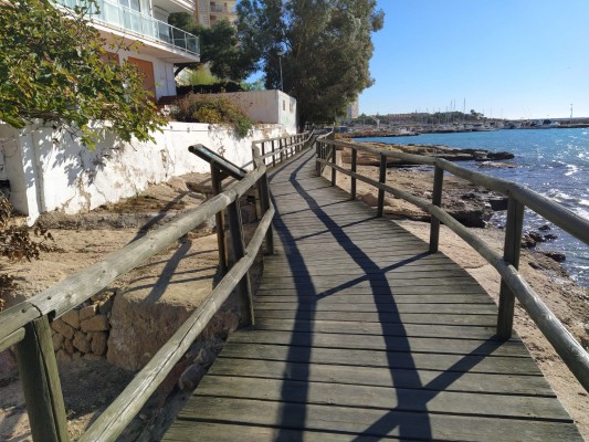 Alicante renueva la pasarela para unir las playas de La Albufereta y La Almadraba