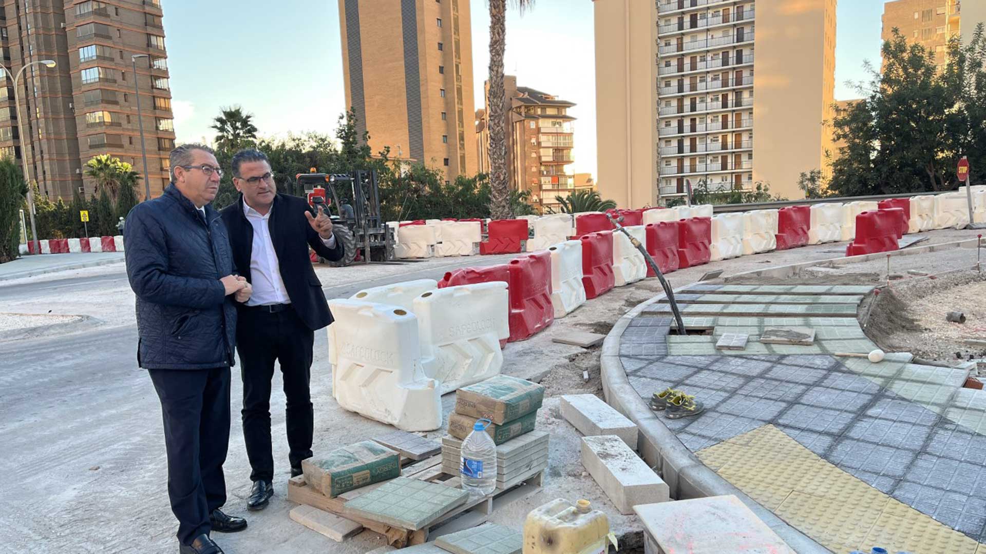 Benidorm ultima la rotonda de acceso desde la avenida Villajoyosa  