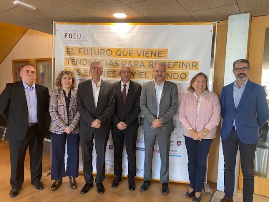 La Semana Focus atrae a un centenar de personas en la jornada inaugural de Elche