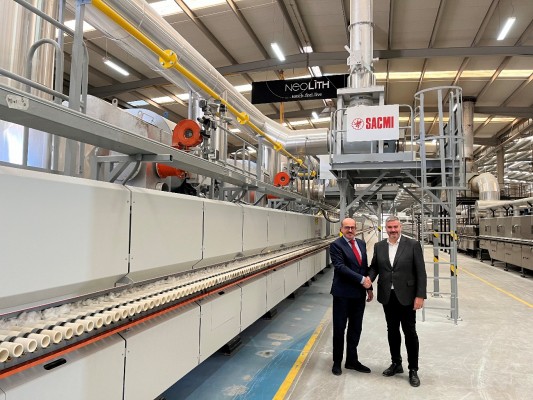 Neolith completa su reconversión productiva con un nuevo horno Sacmi, el quinto de la factoría