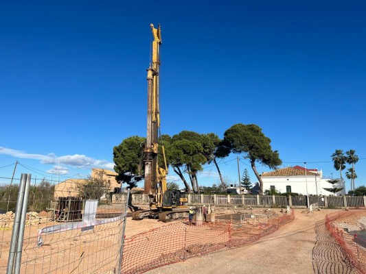 Avanza la construcción de la pasarela del Clot con 20 pilotes de hormigón de nueve metros 