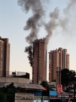 Espectacular incendio en una torre de Benidorm visible en toda la bahía 