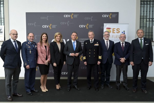 La CEOE y Defensa crean un programa para la inserción laboral  de militares en la reserva