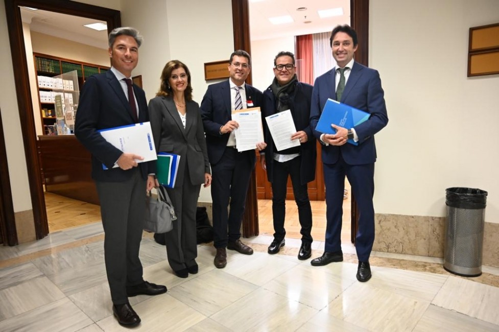 Entrega de las firmas en el Congreso de los Diputados. Foto: Ajuntament d'Alfafar - 