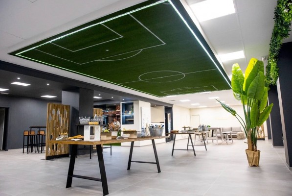 El estadio del Valencia CF inaugura la ‘Sala
Mestalla 1923’, un espacio único con
showcooking, espacios de confort y arte