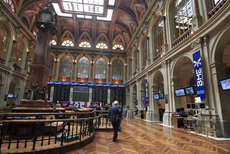 Siguen los recortes en bolsa a media sesión, con el Ibex 35 rondando el 8.600