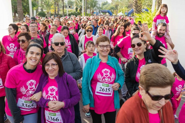 Más de 8.000 personas tiñen de rosa las calles de Elche en la XVIII carrera contra el cáncer de mama