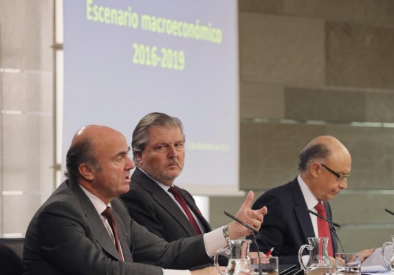 El Gobierno aprueba la subida del 8% del salario mínimo para 2017 hasta los 707,6 euros