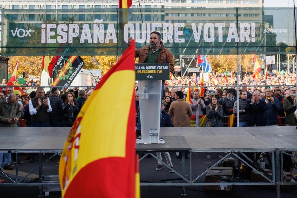 Abascal acusa a Sánchez de 