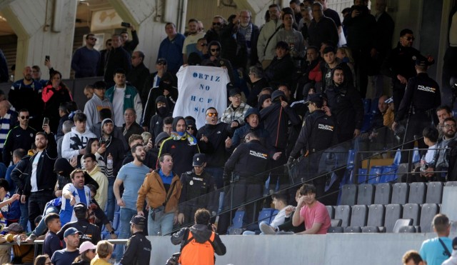 La Policía evita que los aficionados del Hércules asalten el palco del estadio Rico Pérez
