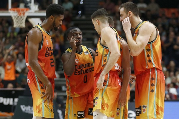 La solidez del Unicaja hurga en la herida de un Valencia bloqueado