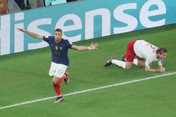 Mbappé saca el billete a octavos de Francia

