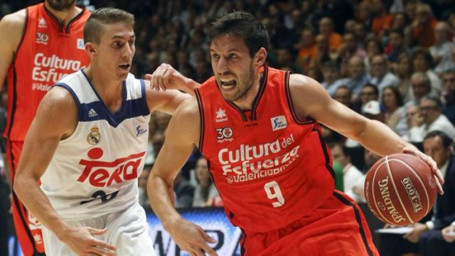 El Valencia estudia opciones por Van Rossom pero espera a su diagnóstico