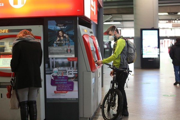 Los nuevos trenes de cercanías y media distancia incorporarán espacios y anclajes para las bicicletas