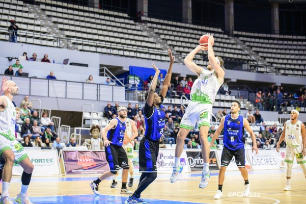 El TAU Castelló roza la sorpresa ante uno de los favoritos al ascenso