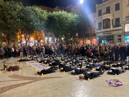 La Plaça de Baix de Elche homenajea y recuerda a las 38 víctimas de violencia machista en 2022