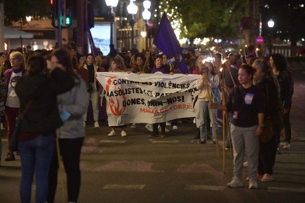 Carteles morados y antorchas 'prenden' Alicante en la marcha contra la violencia de género