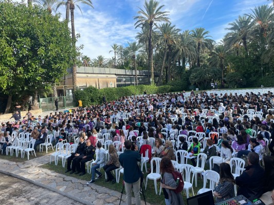 Más de 700 estudiantes de 16 centros educativos de Elche participan en el acto  contra la violencia machista