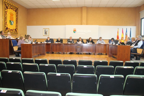 Benicàssim aprueba la reprobación de la alcaldesa y la bajada del 50% del sueldo a los ediles del PP