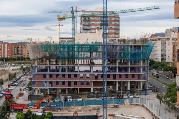 Alicante confía en la construcción y espera recaudar un 29% más por obras pese a la crisis