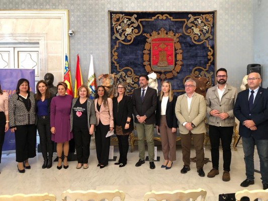 Alicante rechaza la violencia contra las mujeres en un acto institucional con la voz de dos víctimas