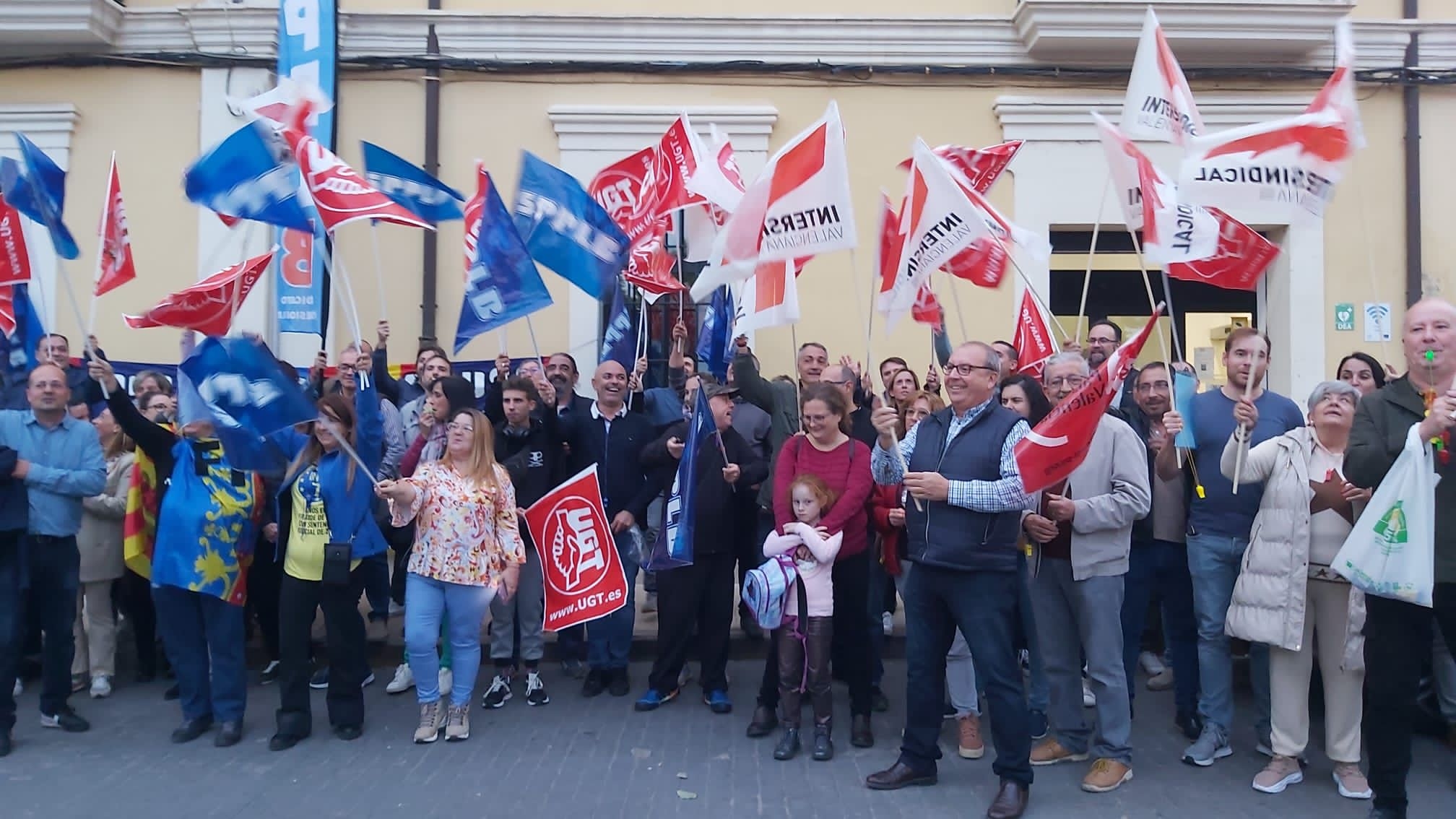 Concentración frente al Ayuntamiento de Manises. Foto: UGT  - 