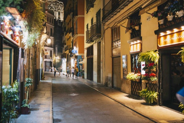 Los vecinos de València exigen que se regulen ya los apartamentos turísticos
