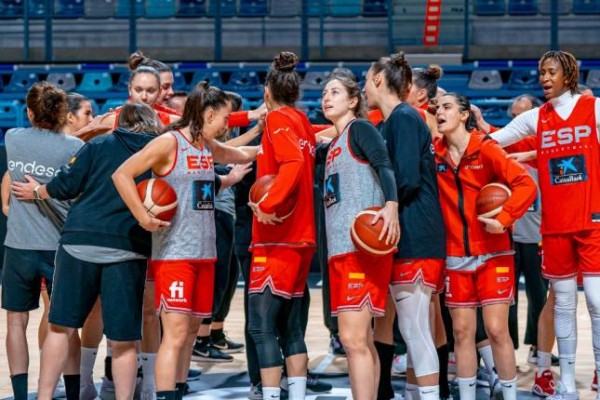 España arrasa a Islandia y acaricia la clasificación Europea