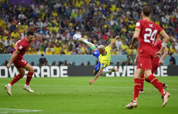 Richarlison da la primera victoria a Brasil