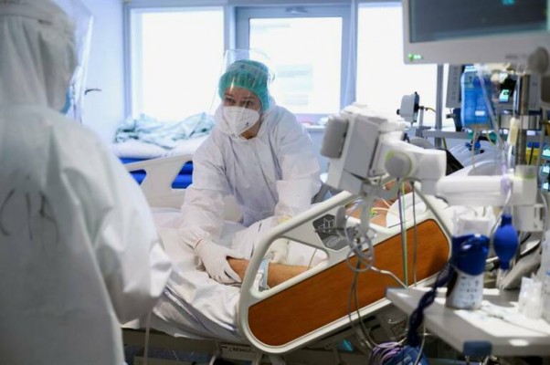 Médicos a la fuga y los músicos del Titanic