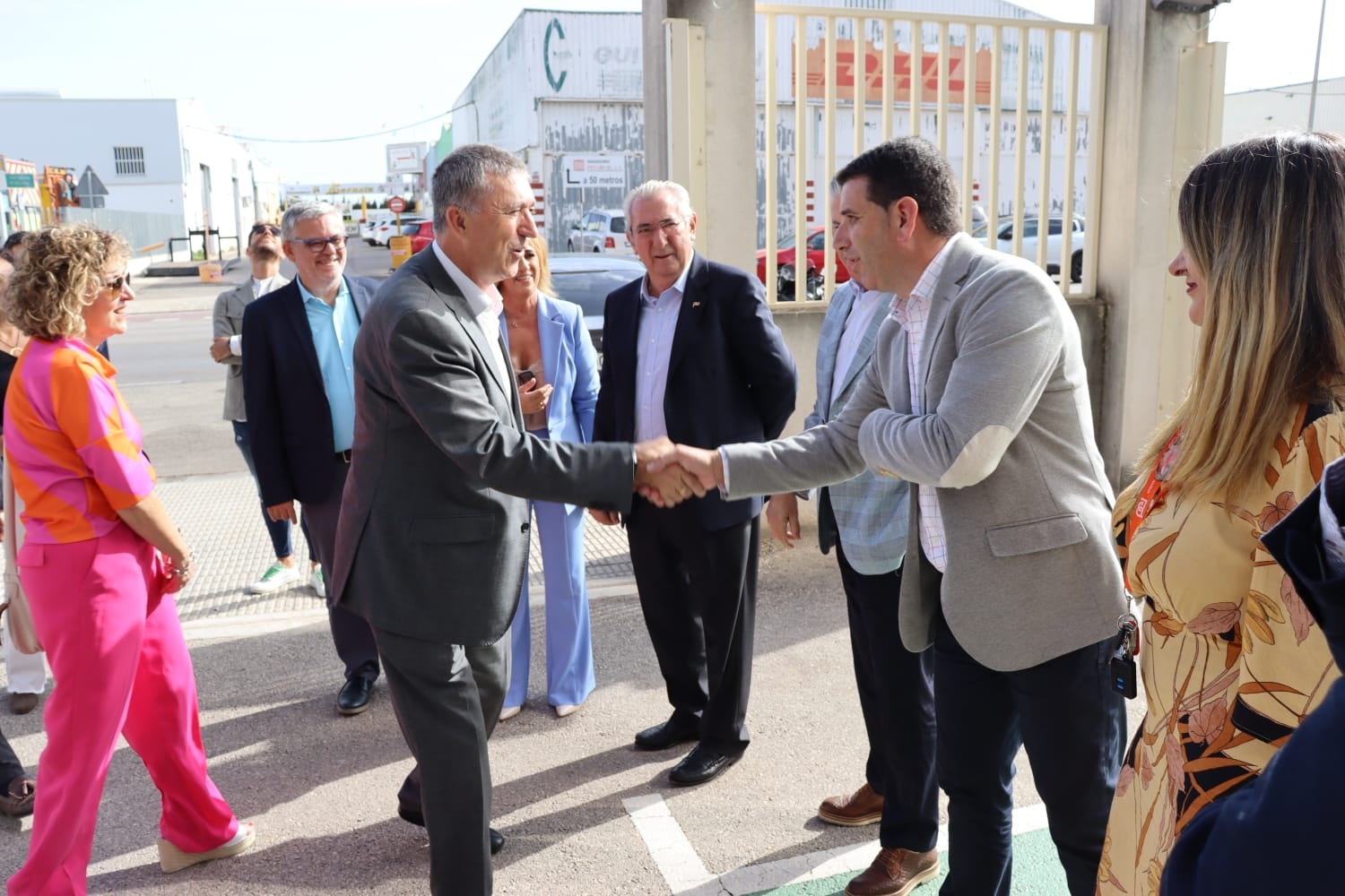 El conseller y la directora del Ivace, Júlia Company, visitan la comunidad de energía del polígono industrial de Alcodar en Gandia, respaldada por el Ivace, con 189.000 euros. Foto: GVA - 