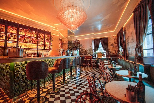 El grupo Portal abre el Manero Balmis, un bar de estilo colonial que homenajea al doctor alicantino