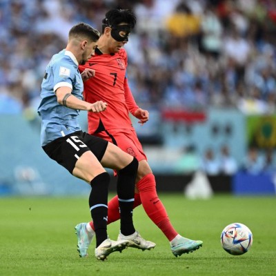 Uruguay tropieza con los palos y la juventud de Corea 